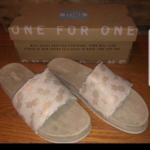 Tom's paradise gilded pinapple sandals